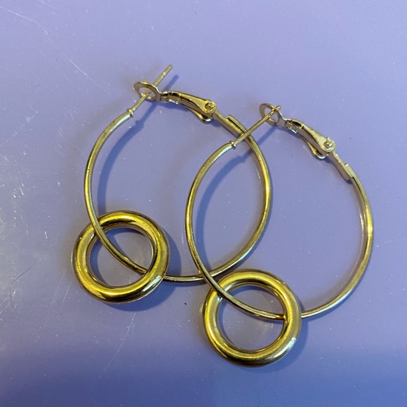 NEW!💙💎AWESOME! GOLD💛TONE CIRCLE HOOPS!💎💙FREE GIFTS & FREE GIFT WRAP TOO - Picture 5 of 7